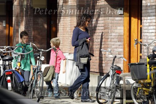 Amsterdam 5 oktober 2010
Susan Visser met kinderen op straat.
Peter Smulders bv