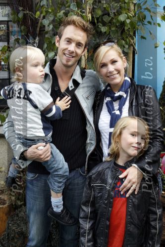 Amsterdam 2 oktober 2010
Premiere Foeksia in Tuschinski. Tanja Jess en Charly Luske met zoons
Peter Smulders bv