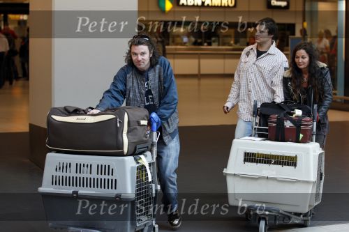 Schiphol 1 oktober 2010
Thierry Duval haalt zijn vriendin Belinda Meuldiejk en Joshi op op schiphol. Belinda heeft 2 verwaarloosde honden mee genomen uit spanje. 
Peter Smulders bv