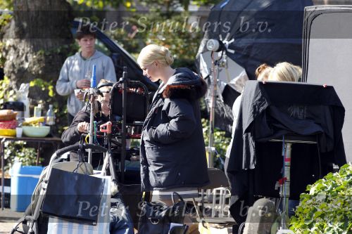 Laren 26 september 2010
Opnames speelfilm Gooische vrouwen met oa Loes Visschedijk enTjitske Reidinga. Will Koopman is de regisseur. Tjitske Reidinga haar man Vincent Croiset en kinderen Jacob ( in kinderwagen) Foppe en Klaas komen naar hun moeder kijken
Peter Smulders bv