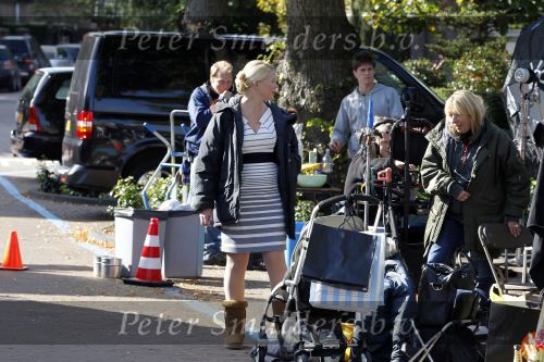 Laren 26 september 2010
Opnames speelfilm Gooische vrouwen met oa Loes Visschedijk enTjitske Reidinga. Will Koopman is de regisseur. Tjitske Reidinga haar man Vincent Croiset en kinderen Jacob ( in kinderwagen) Foppe en Klaas komen naar hun moeder kijken
Peter Smulders bv