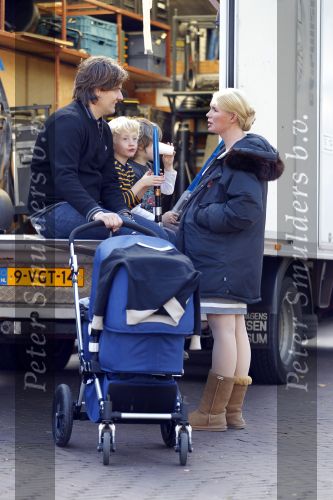 Laren 26 september 2010
Opnames speelfilm Gooische vrouwen met oa Loes Visschedijk enTjitske Reidinga. Will Koopman is de regisseur. Tjitske Reidinga haar man Vincent Croiset en kinderen Jacob ( in kinderwagen) Foppe en Klaas komen naar hun moeder kijken
Peter Smulders bv