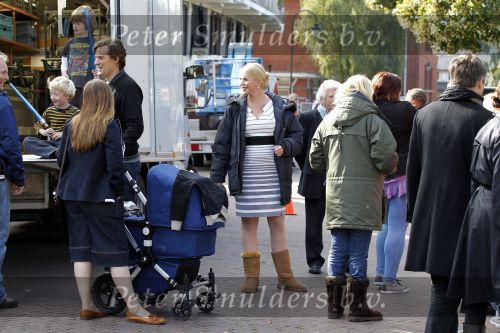 Laren 26 september 2010
Opnames speelfilm Gooische vrouwen met oa Loes Visschedijk enTjitske Reidinga. Will Koopman is de regisseur. Tjitske Reidinga haar man Vincent Croiset en kinderen Jacob ( in kinderwagen) Foppe en Klaas komen naar hun moeder kijken
Peter Smulders bv