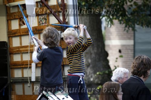 Laren 26 september 2010
Opnames speelfilm Gooische vrouwen met oa Loes Visschedijk enTjitske Reidinga. Will Koopman is de regisseur. Tjitske Reidinga haar man Vincent Croiset en kinderen Jacob ( in kinderwagen) Foppe en Klaas komen naar hun moeder kijken
Peter Smulders bv
