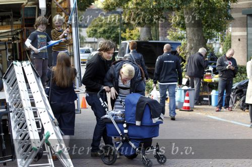 Laren 26 september 2010
Opnames speelfilm Gooische vrouwen met oa Loes Visschedijk enTjitske Reidinga. Will Koopman is de regisseur. Tjitske Reidinga haar man Vincent Croiset en kinderen Jacob ( in kinderwagen) Foppe en Klaas komen naar hun moeder kijken
Peter Smulders bv