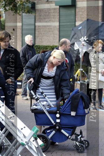 Laren 26 september 2010
Opnames speelfilm Gooische vrouwen met oa Loes Visschedijk enTjitske Reidinga. Will Koopman is de regisseur. Tjitske Reidinga haar man Vincent Croiset en kinderen Jacob ( in kinderwagen) Foppe en Klaas komen naar hun moeder kijken
Peter Smulders bv