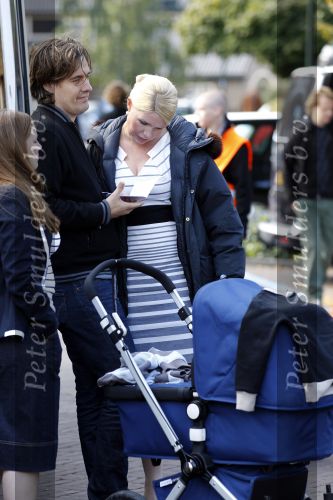 Laren 26 september 2010
Opnames speelfilm Gooische vrouwen met oa Loes Visschedijk enTjitske Reidinga. Will Koopman is de regisseur. Tjitske Reidinga haar man Vincent Croiset en kinderen Jacob ( in kinderwagen) Foppe en Klaas komen naar hun moeder kijken
Peter Smulders bv