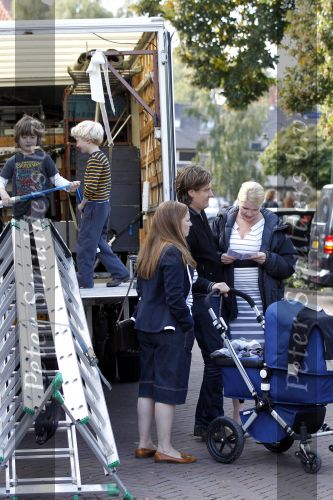 Laren 26 september 2010
Opnames speelfilm Gooische vrouwen met oa Loes Visschedijk enTjitske Reidinga. Will Koopman is de regisseur. Tjitske Reidinga haar man Vincent Croiset en kinderen Jacob ( in kinderwagen) Foppe en Klaas komen naar hun moeder kijken
Peter Smulders bv