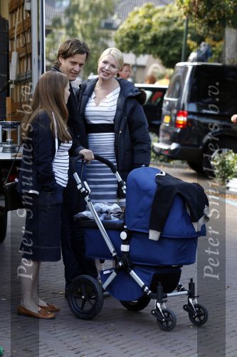 Laren 26 september 2010
Opnames speelfilm Gooische vrouwen met oa Loes Visschedijk enTjitske Reidinga. Will Koopman is de regisseur. Tjitske Reidinga haar man Vincent Croiset en kinderen Jacob ( in kinderwagen) Foppe en Klaas komen naar hun moeder kijken
Peter Smulders bv