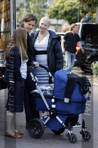 Laren 26 september 2010
Opnames speelfilm Gooische vrouwen met oa Loes Visschedijk enTjitske Reidinga. Will Koopman is de regisseur. Tjitske Reidinga haar man Vincent Croiset en kinderen Jacob ( in kinderwagen) Foppe en Klaas komen naar hun moeder kijken
Peter Smulders bv