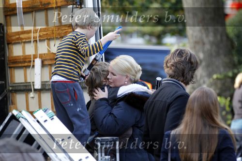 Laren 26 september 2010
Opnames speelfilm Gooische vrouwen met oa Loes Visschedijk enTjitske Reidinga. Will Koopman is de regisseur. Tjitske Reidinga haar man Vincent Croiset en kinderen Jacob ( in kinderwagen) Foppe en Klaas komen naar hun moeder kijken
Peter Smulders bv