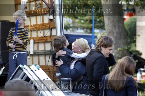 Laren 26 september 2010
Opnames speelfilm Gooische vrouwen met oa Loes Visschedijk enTjitske Reidinga. Will Koopman is de regisseur. Tjitske Reidinga haar man Vincent Croiset en kinderen Jacob ( in kinderwagen) Foppe en Klaas komen naar hun moeder kijken
Peter Smulders bv