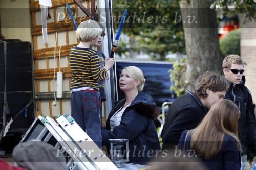 Laren 26 september 2010
Opnames speelfilm Gooische vrouwen met oa Loes Visschedijk enTjitske Reidinga. Will Koopman is de regisseur. Tjitske Reidinga haar man Vincent Croiset en kinderen Jacob ( in kinderwagen) Foppe en Klaas komen naar hun moeder kijken
Peter Smulders bv