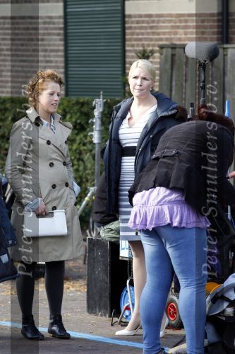 Laren 26 september 2010
Opnames speelfilm Gooische vrouwen met oa Loes Visschedijk enTjitske Reidinga. Will Koopman is de regisseur. Tjitske Reidinga haar man Vincent Croiset en kinderen Jacob ( in kinderwagen) Foppe en Klaas komen naar hun moeder kijken
Peter Smulders bv