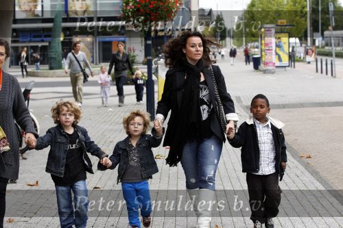 Amsterdam 19 september 2010
Premiere Sesamstraat in de meervaart. Trijntje OOsterhuis met zoons en moeder
Peter Smulders bv