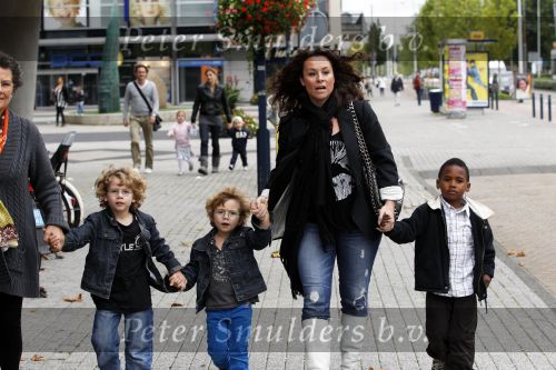 Amsterdam 19 september 2010
Premiere Sesamstraat in de meervaart. Trijntje OOsterhuis met zoons en moeder
Peter Smulders bv