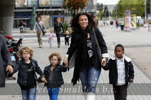 Amsterdam 19 september 2010
Premiere Sesamstraat in de meervaart. Trijntje OOsterhuis met zoons en moeder
Peter Smulders bv