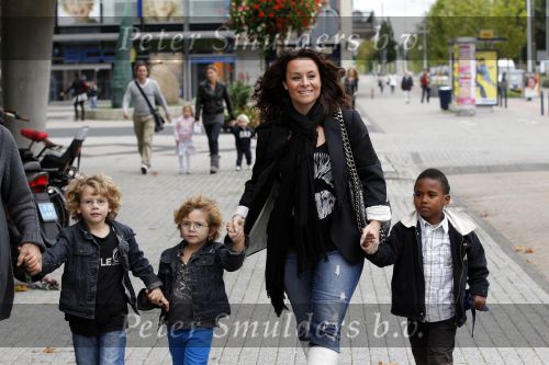 Amsterdam 19 september 2010
Premiere Sesamstraat in de meervaart. Trijntje OOsterhuis met zoons en moeder
Peter Smulders bv