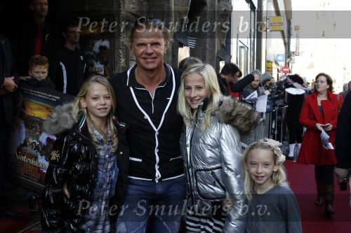 Amsterdam 10 oktober 2010
Premiere film van Sinterklaas in Tuschinski. Wino Omtzigt met dochters Romy en Jackie
Peter Smulders bv