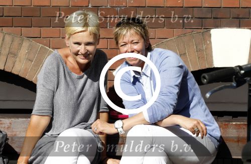 Amsterdam 28 september 2011
Annemiek de Vroeg met een collega op terras.
Peter Smulders bv