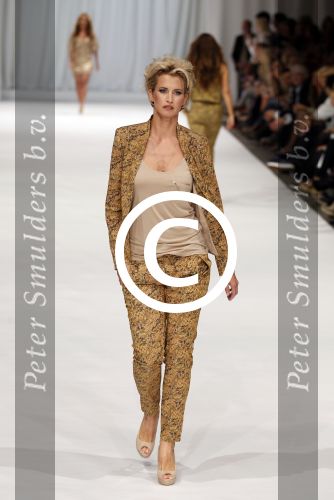 Amsterdam 19 september 2011
Modeshow Jos van Raak in de westergasfabriek met oa Kim Feenstra Quinty Trustfull Anouk Smulders Irene v d Laar en Froukje de Both.
Peter Smulders bv