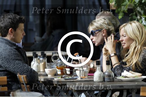 Amsterdam 19 september 2011
Candy Dulfer met haar vriend aan het lunchen en aan het winkelen.
Peter Smulders bv