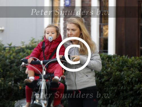 Haarlem 29 september 2011
Kaja Wolfers en Elle v Rijn wonen weer samen met hun kinderen in hun huis na problemen in relatie.
Peter Smulders bv