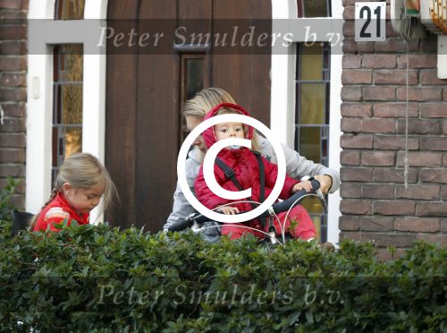 Haarlem 29 september 2011
Kaja Wolfers en Elle v Rijn wonen weer samen met hun kinderen in hun huis na problemen in relatie.
Peter Smulders bv