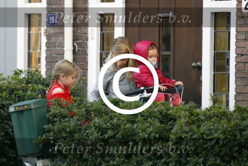 Haarlem 29 september 2011
Kaja Wolfers en Elle v Rijn wonen weer samen met hun kinderen in hun huis na problemen in relatie.
Peter Smulders bv