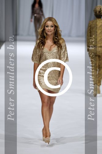 Amsterdam 19 september 2011
Modeshow Jos van Raak in de westergasfabriek met oa Kim Feenstra Quinty Trustfull Anouk Smulders Irene v d Laar en Froukje de Both.
Peter Smulders bv