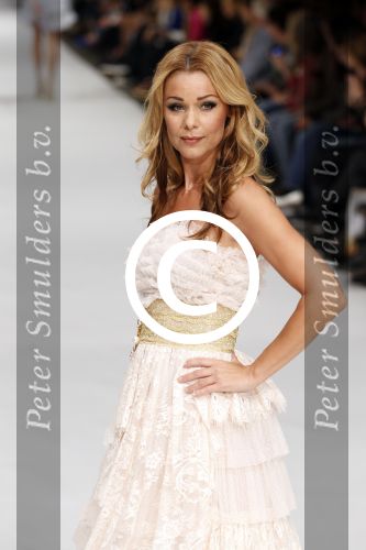 Amsterdam 19 september 2011
Modeshow Jos van Raak in de westergasfabriek met oa Kim Feenstra Quinty Trustfull Anouk Smulders Irene v d Laar en Froukje de Both.
Peter Smulders bv