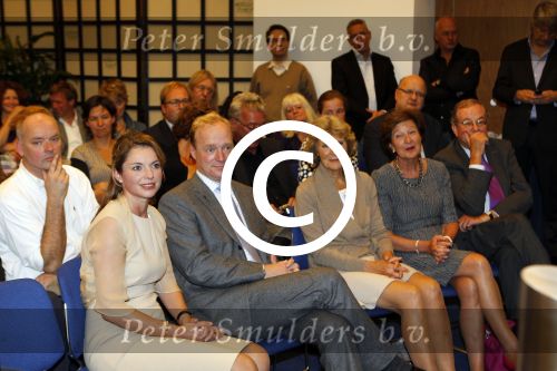 Den Haag 12 september 2011
Presentatie boek Annemarie Gualtherie v Weezel in nieuwspoort. Prins Carlos en Prinses irene zijn aanwezig als mede haat ouders. Neelie Kroes ontvangt het eerste boek in nieuwspoort.
Peter Smulders bv