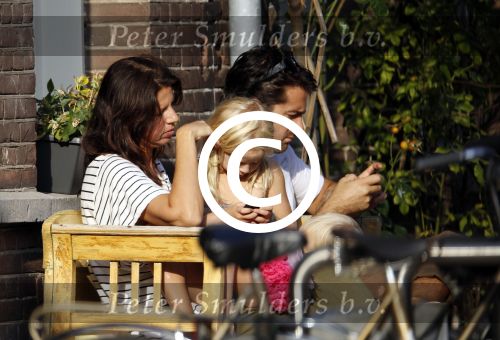 Amsterdam 25 september 2011
Isa Hoes in het zonnetje voor haar huis met Liesbeth kamerling met man en kids.
Peter Smulders bv