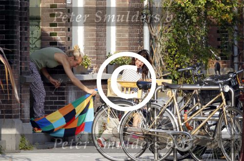 Amsterdam 25 september 2011
Isa Hoes in het zonnetje voor haar huis met Liesbeth kamerling met man en kids.
Peter Smulders bv