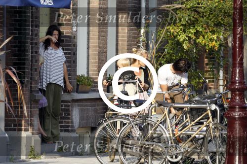 Amsterdam 25 september 2011
Isa Hoes in het zonnetje voor haar huis met Liesbeth kamerling met man en kids.
Peter Smulders bv
