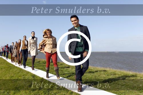 Zurich 22 september 2011
C&A organiseert de langste catwalk van de wereld met zijn 2.1 km. oa Jan Smit Leontien v Moorsel en Irene v d Laar lopen mee.
Peter Smulders bv