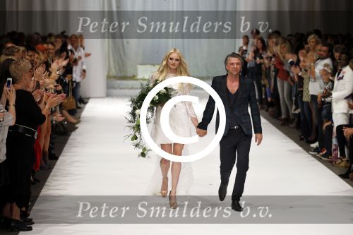 Amsterdam 19 september 2011
Modeshow Jos van Raak in de westergasfabriek met oa Kim Feenstra Quinty Trustfull Anouk Smulders Irene v d Laar en Froukje de Both.
Peter Smulders bv