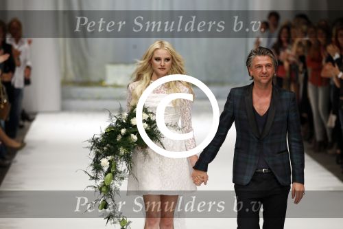 Amsterdam 19 september 2011
Modeshow Jos van Raak in de westergasfabriek met oa Kim Feenstra Quinty Trustfull Anouk Smulders Irene v d Laar en Froukje de Both.
Peter Smulders bv