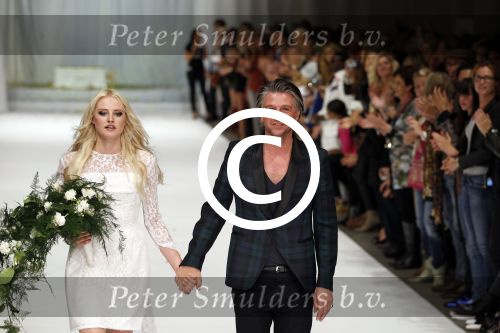 Amsterdam 19 september 2011
Modeshow Jos van Raak in de westergasfabriek met oa Kim Feenstra Quinty Trustfull Anouk Smulders Irene v d Laar en Froukje de Both.
Peter Smulders bv