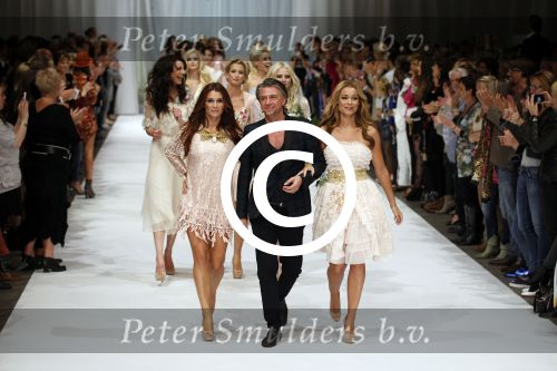 Amsterdam 19 september 2011
Modeshow Jos van Raak in de westergasfabriek met oa Kim Feenstra Quinty Trustfull Anouk Smulders Irene v d Laar en Froukje de Both.
Peter Smulders bv