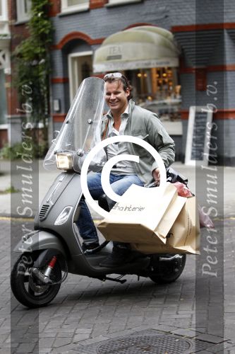 Amsterdam 17 september 2011
Leco v Zadelhoff met boodschappen tassen op vespa scooter.
Peter Smulders bv