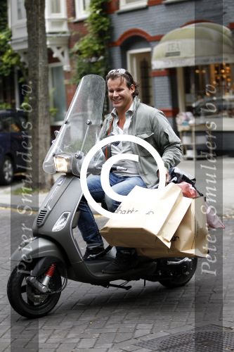 Amsterdam 17 september 2011
Leco v Zadelhoff met boodschappen tassen op vespa scooter.
Peter Smulders bv