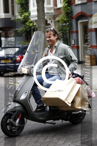 Amsterdam 17 september 2011
Leco v Zadelhoff met boodschappen tassen op vespa scooter.
Peter Smulders bv