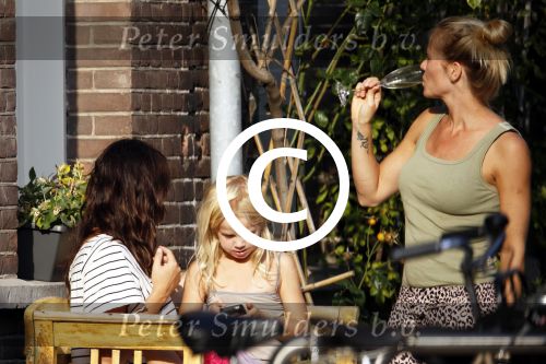 Amsterdam 25 september 2011
Isa Hoes in het zonnetje voor haar huis met Liesbeth kamerling met man en kids.
Peter Smulders bv