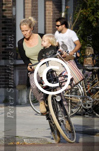 Amsterdam 25 september 2011
Isa Hoes in het zonnetje voor haar huis met Liesbeth kamerling met man en kids.
Peter Smulders bv