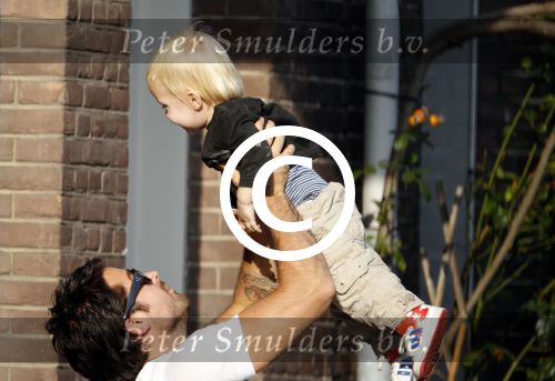 Amsterdam 25 september 2011
Isa Hoes in het zonnetje voor haar huis met Liesbeth kamerling met man en kids.
Peter Smulders bv