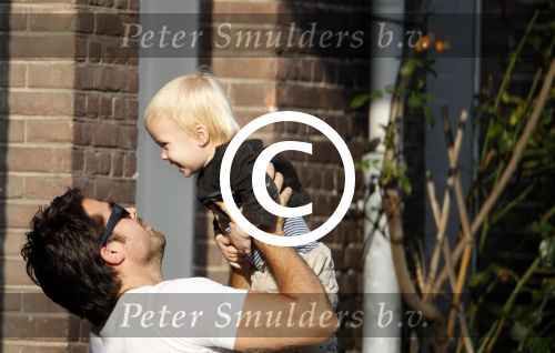 Amsterdam 25 september 2011
Isa Hoes in het zonnetje voor haar huis met Liesbeth kamerling met man en kids.
Peter Smulders bv