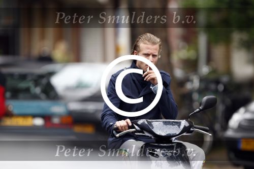 Amsterdam 17 september 2011
Pieter v Schaijk de nieuwe vriend van Bridget Maasland vertrekt op zijn scooter  bij haar huis.
Peter Smulders bv