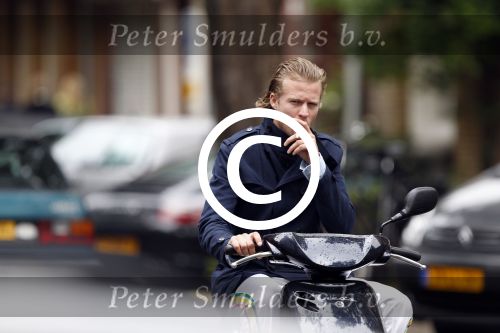 Amsterdam 17 september 2011
Pieter v Schaijk de nieuwe vriend van Bridget Maasland vertrekt op zijn scooter  bij haar huis.
Peter Smulders bv
