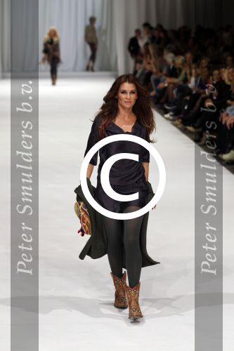 Amsterdam 19 september 2011
Modeshow Jos van Raak in de westergasfabriek met oa Kim Feenstra Quinty Trustfull Anouk Smulders Irene v d Laar en Froukje de Both.
Peter Smulders bv